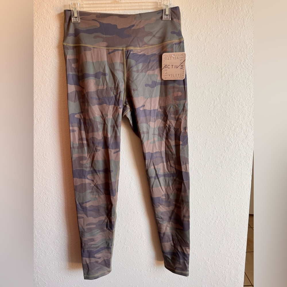 Women’s camo leggings nwt size l acvtive